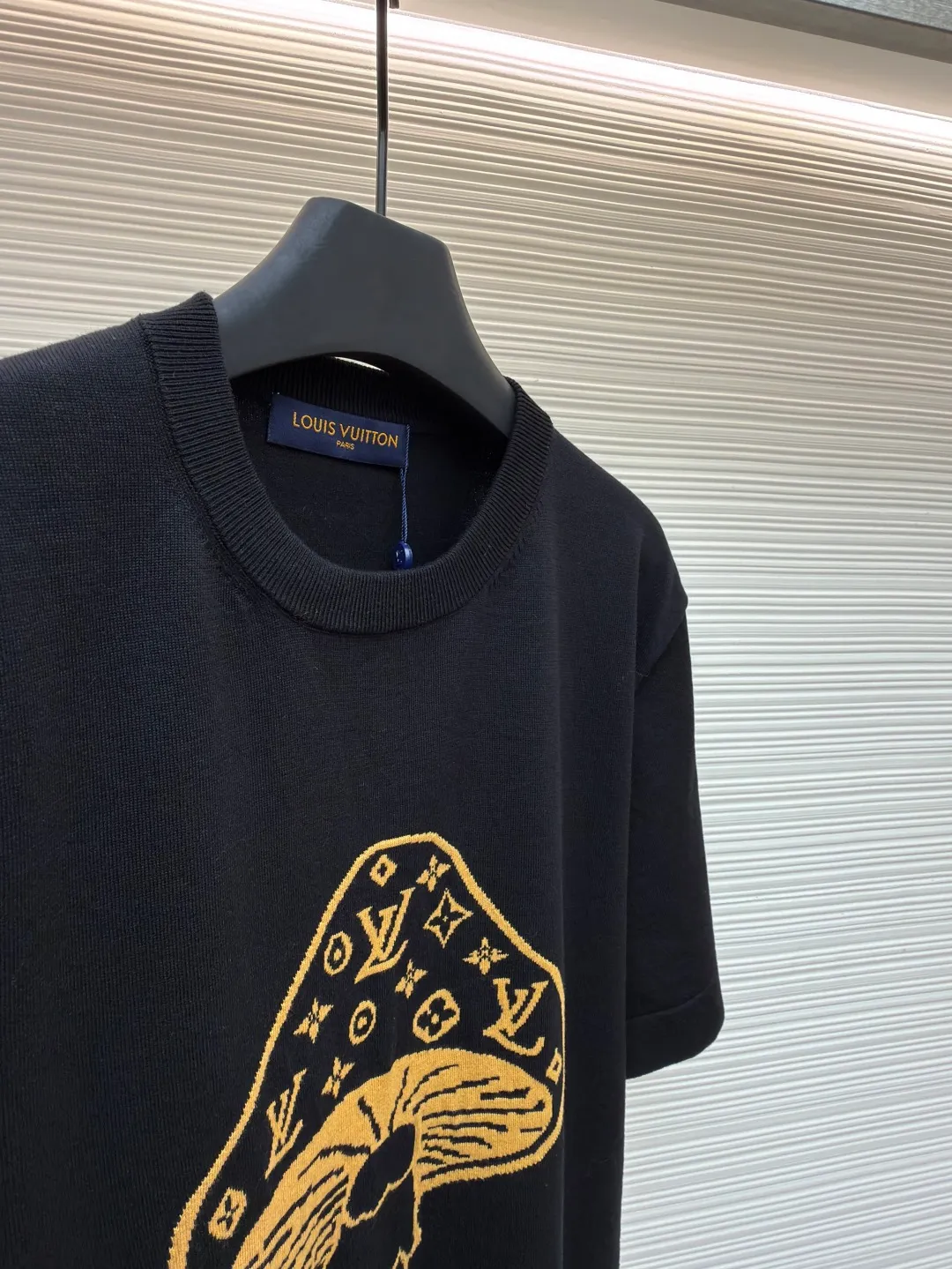 LOUIS VUITTON mushroom knitted intarsia round neck short-sleeved T-shirt ●Original version: 8950 purchase and development ●Item number: 1681455-A65 ●Material: pure cotton fabric ●Technology: knitted intarsia production ●Color: black ●Version: fitted version ●Weight: about 305 grams ●Size: XS-S-M-L ●Description: This T-shirt is made of high-quality knitted fabric, soft and crisp texture, black tone is classic and versatile. The round neck structure adopts precision hemming technology, and the neckline fits the neck and is not easily deformed. The mushroom pattern on the front adopts jacquard knitting technology, and the golden silk thread is integrated with the brand's classic logo. The texture is three-dimensional and delicate, highlighting the brand's high recognition. The body of the garment is sewn using industrial-grade flat seam technology. The stitches are smooth and even, and the stitches at the hem and cuffs are fine and firm. From the selection of knitted fabrics to the process control of jacquard patterns, every process reflects Louis Vuitton's pursuit of process precision and creative design. It not only retains the daily practicality of the T-shirt, but also shows the brand's light luxury recognition through the unique jacquard. It is a fusion of knitting technology and fashion design. The overall wiring is straight and delicate, the fabric is comfortable and soft, and the color is consistent without color difference. It can be matched with the same style to create a fashionable look and control various occasions. Customized accessories, complete with three standards, same style for men and women!